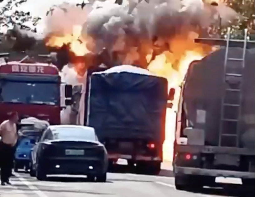 山東德州兩輛貨車相撞後引發劇烈爆炸，現場火光沖天、車體幾乎燒成骨架，相關畫面事後遭中國社群平台下架。 圖：翻攝自 X @whyyoutouzhele