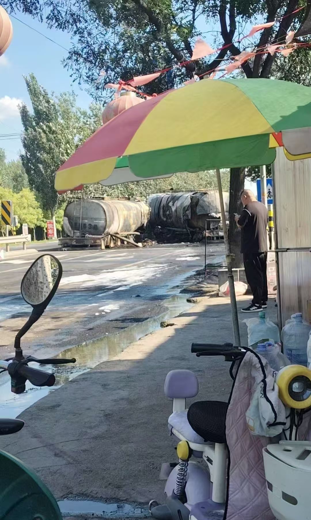 山東淄博兩輛油罐車追撞後起火燃燒，熊熊烈焰直衝天際，並波及一旁停放車輛。 圖：翻攝自 X @LAMEKEJI