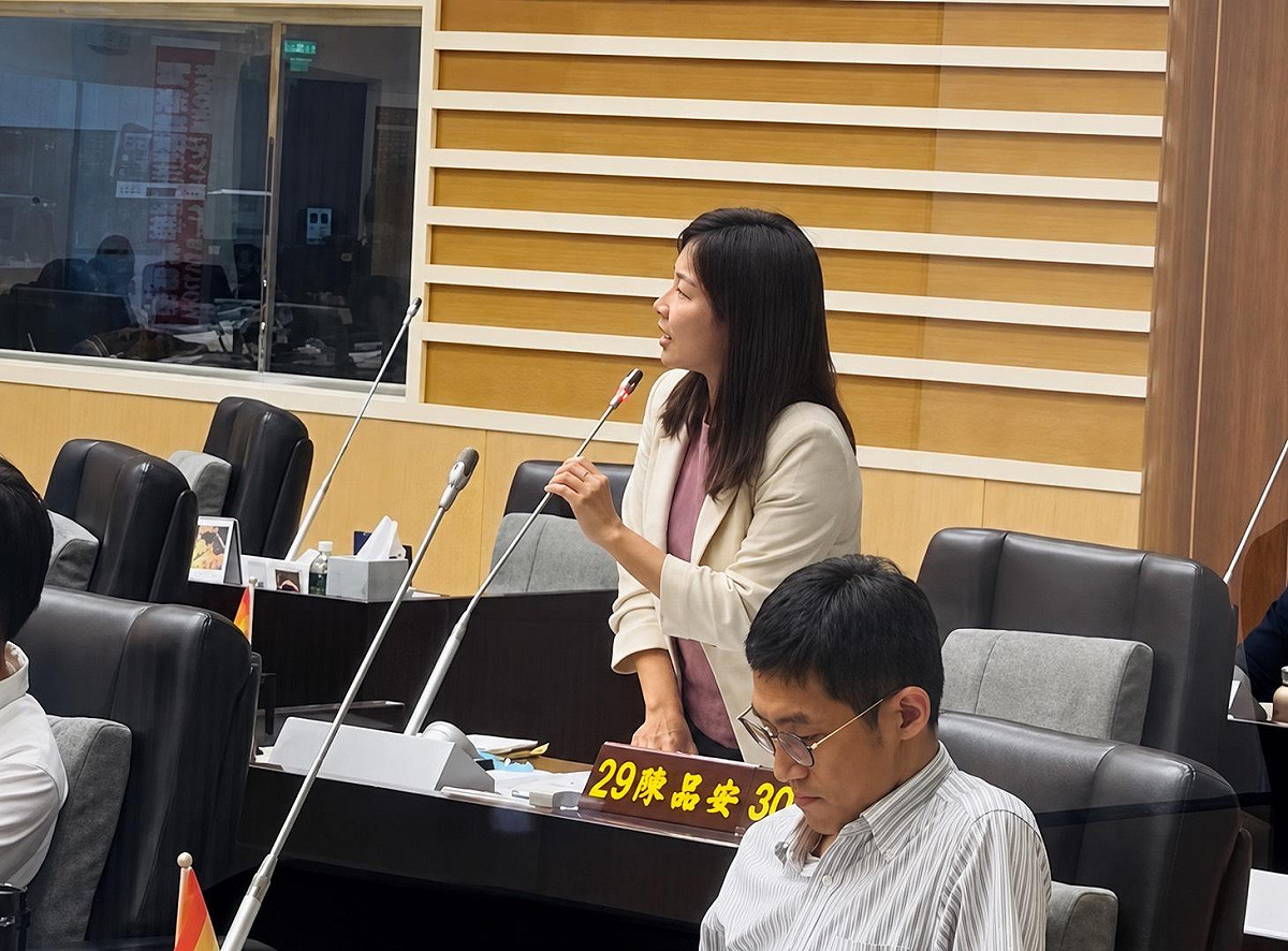 民進黨苗栗縣長參選人陳品安（中）議會質詢縣長鍾東錦。 圖：陳品安競選辦公室提供