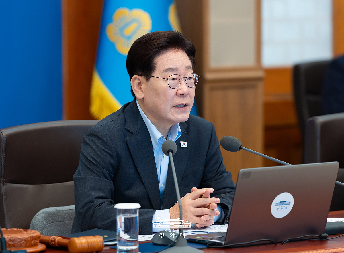 韓國民調機構Realmeter今10日公布總統李在明施政滿意度。其中，李在明不僅滿意度連續四週下滑，更創就任以來新低。 圖：翻攝自青瓦台官網