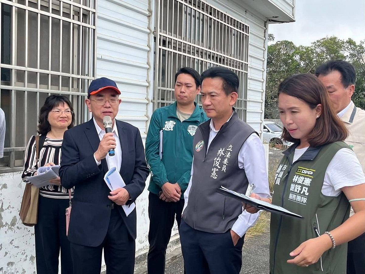 謝舒凡出身政治世家，在本屆議員選舉首度參選即順利承接其父、資深議員謝財旺的政治香火，4年來以身段柔軟、關注民生生計議題見長。尤其先前選區遭遇風災時，積極投入災後搶修與協助重建，為其累積不少選民好感度。 圖片來源：謝舒凡臉書