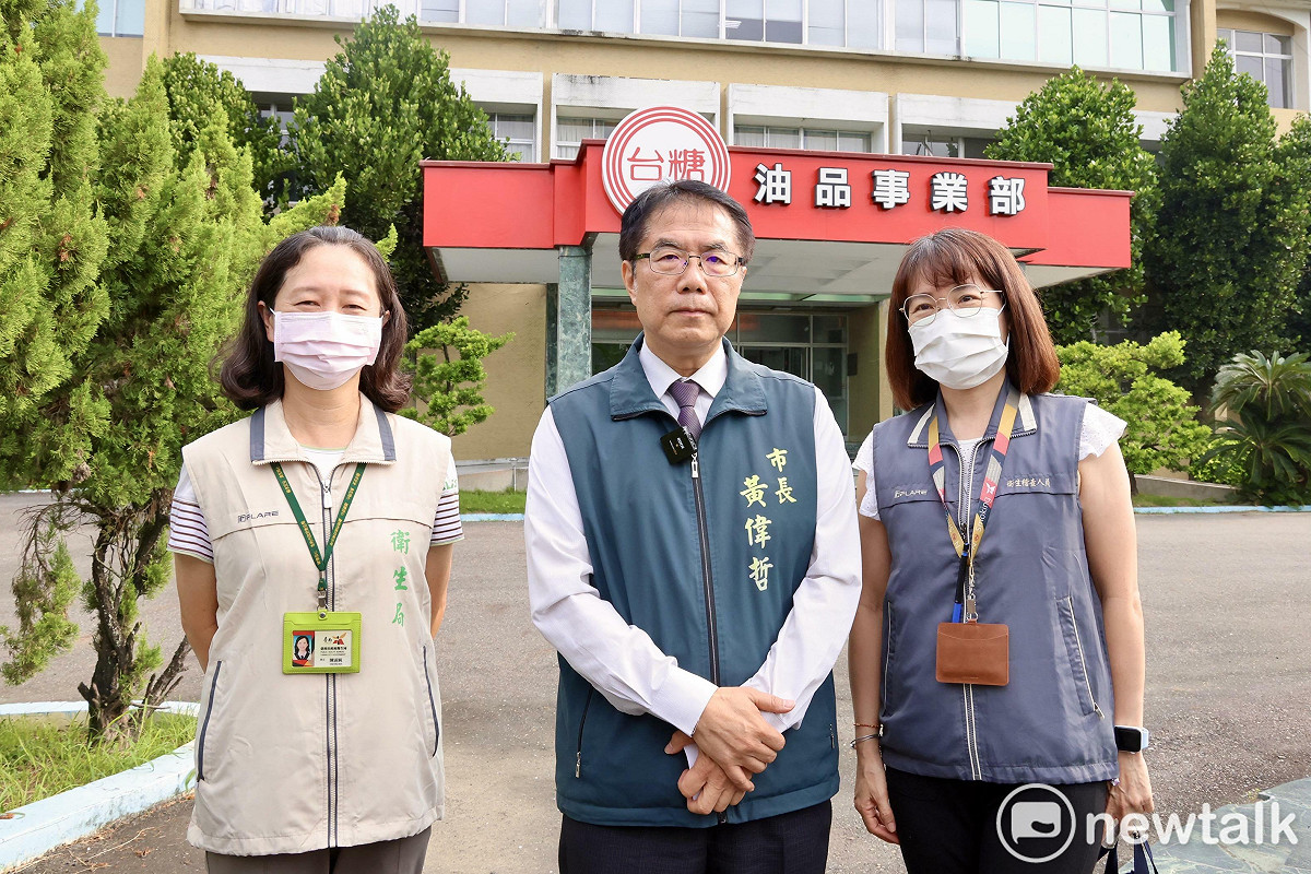 近日外界關注台糖油品事業部通報相關議題，台南市長黃偉哲今日偕同衛生局前往新營台糖油品事業部訪查，確認該事業部販售為車輛使用的汽油，並非民眾食用油品。 圖：台南市政府提供