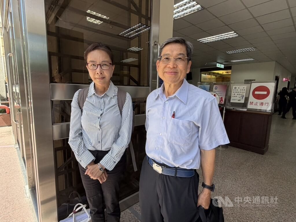 媒體人周玉蔻、蔡玉真涉誣指前中國小姐張淑娟（左）為蔣孝嚴緋聞女主角案，二審台灣高等法院4日開庭並辯論終結，定於9月29日宣判。圖為張淑娟與律師吳漢成（右）開庭後離開法院。中央社記者劉世怡攝　115年8月4日