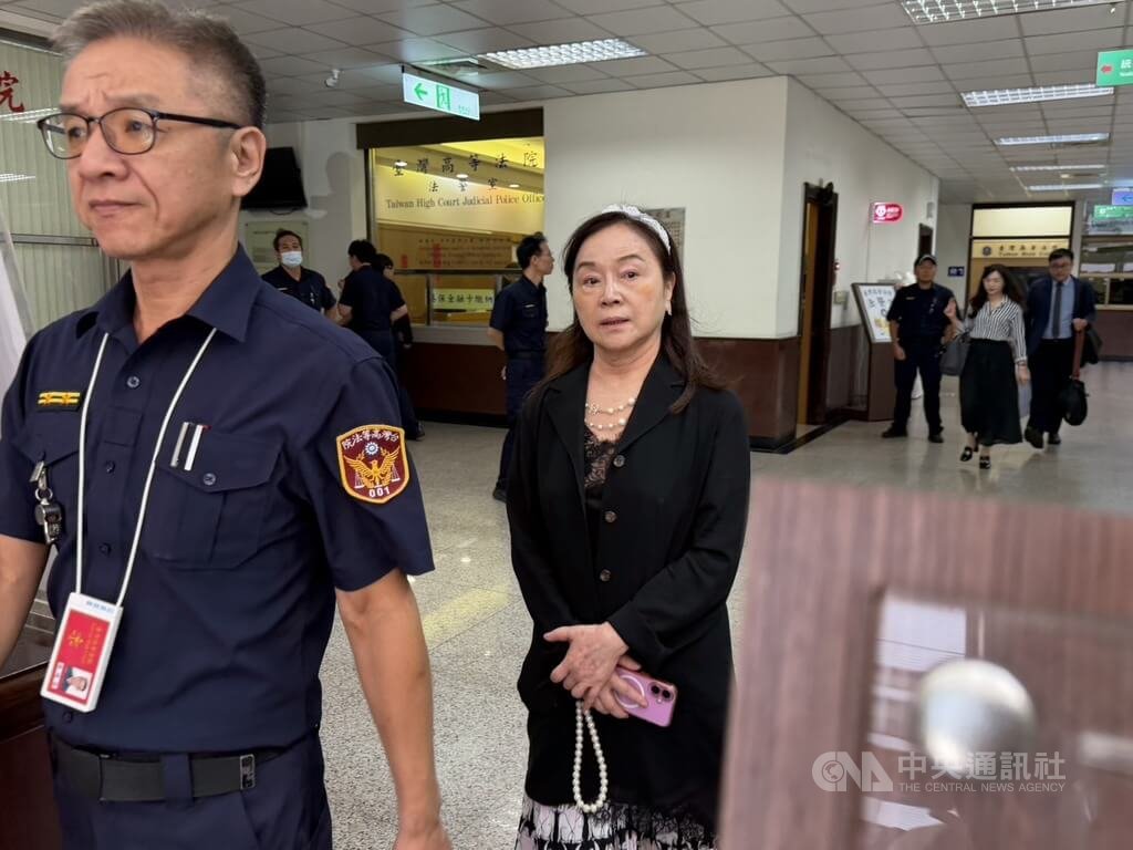 媒體人周玉蔻（中）等人涉誣指前中國小姐張淑娟為蔣孝嚴緋聞女主角案，一審判刑1年6個月。二審台灣高等法院4日開庭並辯論終結，周玉蔻庭後離開法院。中央社記者劉世怡攝　115年8月4日