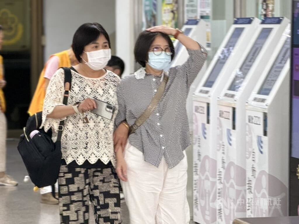 媒體人蔡玉真（右）涉誣指前中國小姐張淑娟為蔣孝嚴緋聞女主角案，一審判刑1年6月。二審台灣高等法院4日開庭並辯論終結，蔡玉真親自出庭，庭後離去。中央社記者劉世怡攝　115年8月4日
