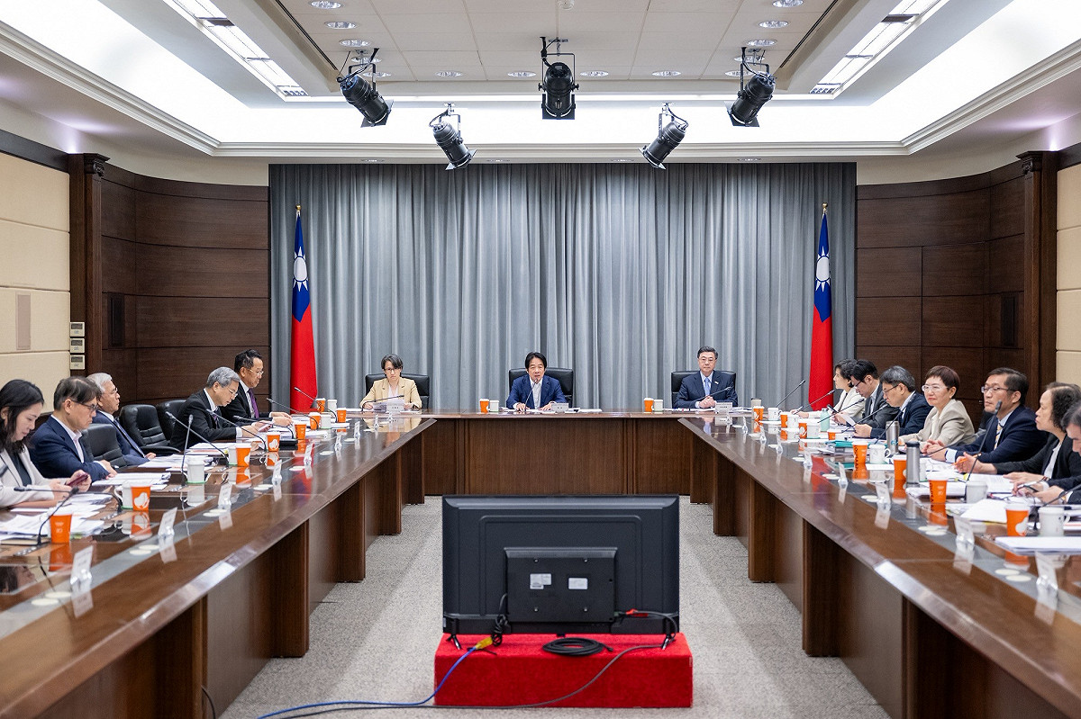116年度中央政府總預算案已籌編完成，行政院依例於4日下午向總統報告編列情形。 圖：總統府提供