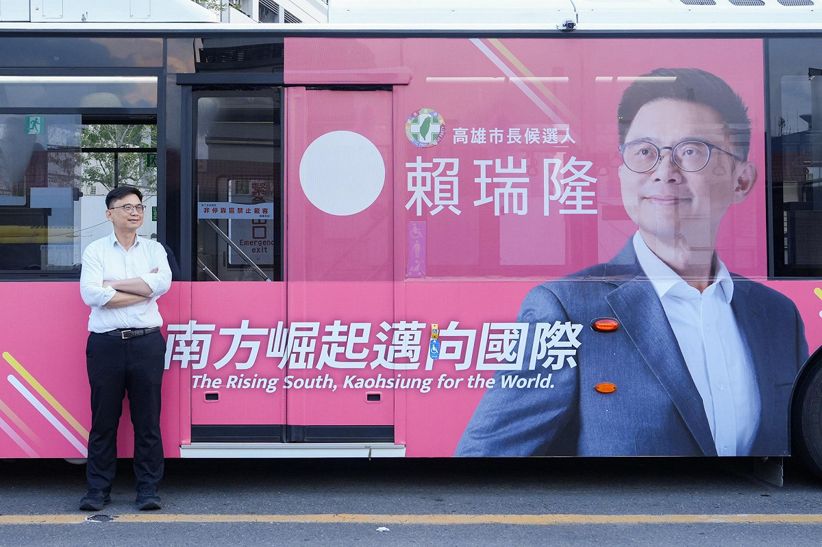 賴瑞隆市政願景公車廣告正式上路。 圖：賴瑞隆辦公室／提供