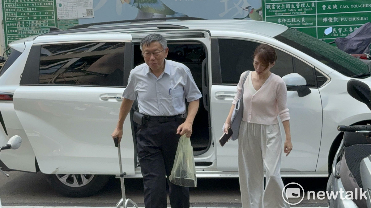 民眾黨創黨主席柯文哲今拄拐杖現身換電子監控設備。 圖：周煊惠 / 攝（資料照）