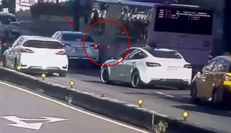 公車與白色轎車發生擦撞，兩車駕駛毒品快篩都呈陽性。 圖：翻攝畫面