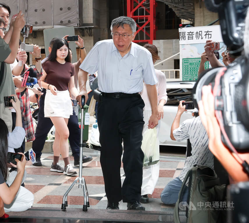 前台北市長柯文哲涉京華城案等，一審判刑17年。科技設備監控5日起從電子腳鐶改為電子手鐶，柯文哲（前中）上午拿著拐杖現身台北市政府警察局中正第一分局仁愛路派出所準備更換設備。中央社記者謝佳璋攝　115年8月5日