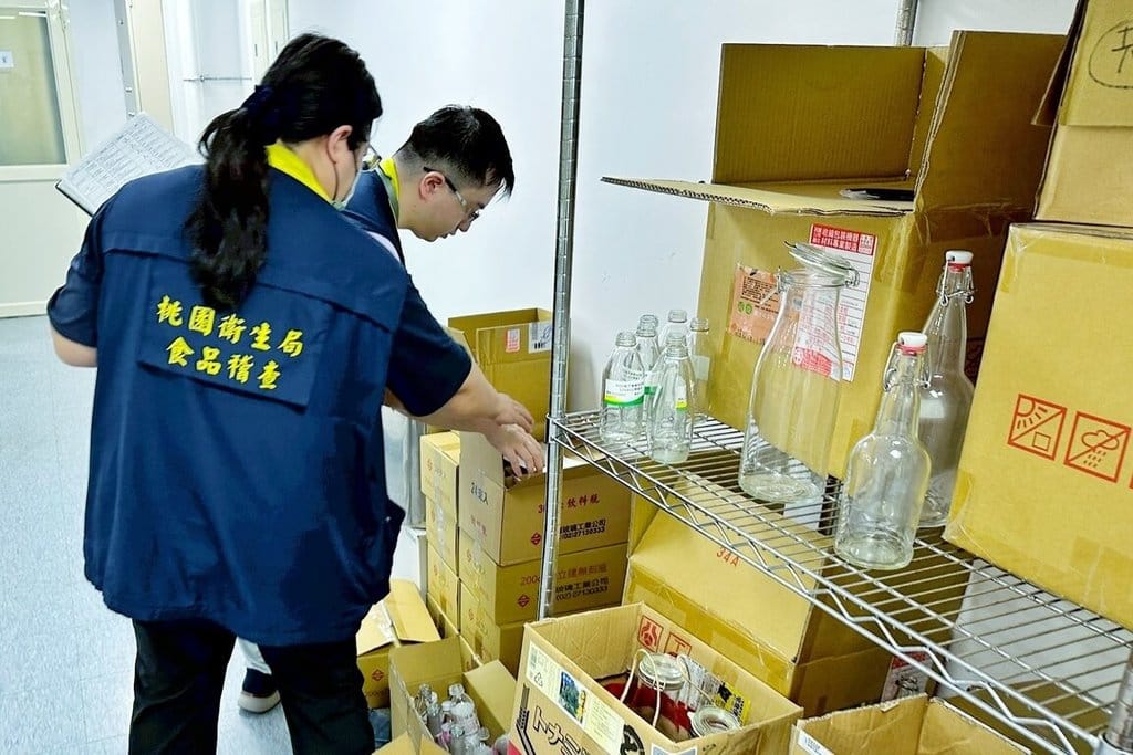 桃園地方檢察署偵辦「好菌好俊康普茶」涉嫌竄改有效期限案近日偵結，依涉犯共同詐欺取財、販賣假冒食品等罪嫌起訴負責人鍾男及林女夫妻檔，並聲請沒收犯罪所得，建請法院從重量刑。圖為搜查過程。（桃園市政府衛生局提供）中央社記者吳睿騏桃園傳真　115年8月5日