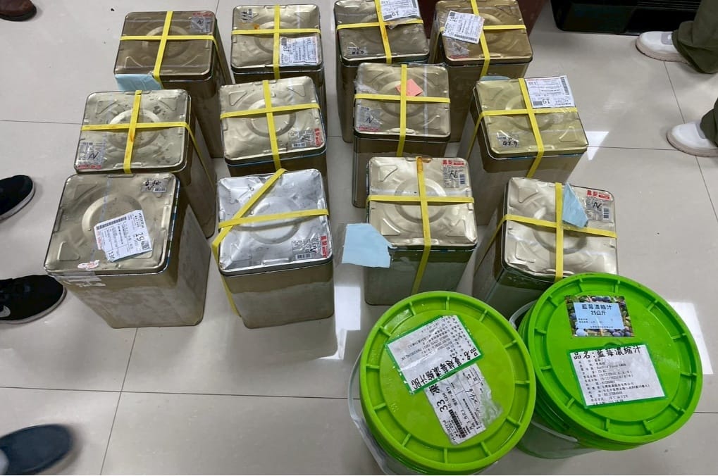 桃園檢調偵辦知名飲料廠商販售過期及竄改康普茶，當場查扣原料與產品。 圖：桃園地檢署提供