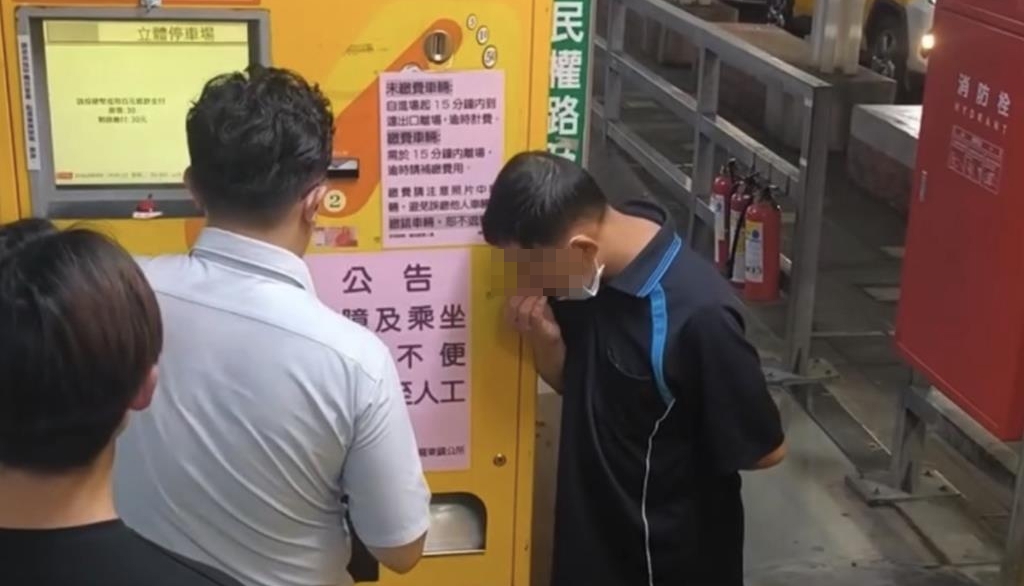 宜蘭羅東夜市旁停車場，一名中年男子守在繳費機旁伸手討錢。 圖：民眾提供