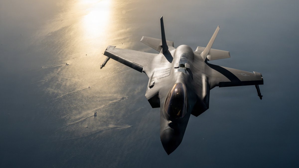 美國中央司令部（CENTCOM）在社群平台「X」發布訊息，指過去三個月美軍已協助超過1000艘商船成功通過荷姆茲海峽。 圖：翻攝「X」@CENTCOM