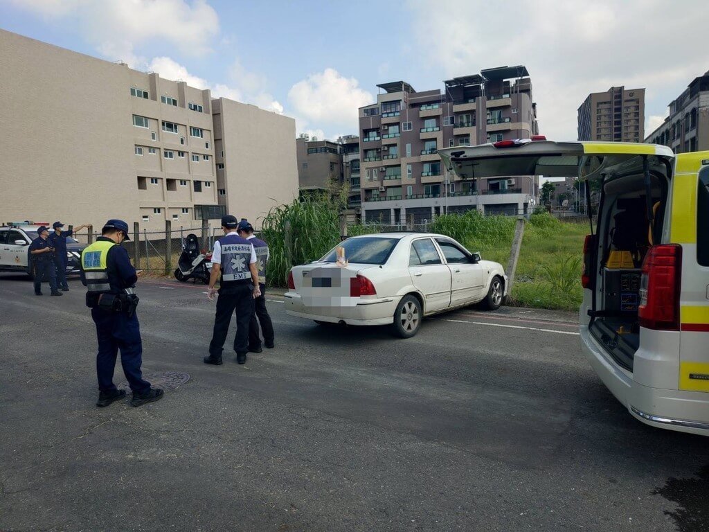高雄鄭姓男子5日上午被人發現陳屍車內，警方調閱監視器發現鄭男駕車至小港區一帶後，車輛滑行至護欄停止，並在車內查獲毒品依托咪酯。（高雄鳳山警分局提供）中央社記者洪學廣傳真　115年8月5日
