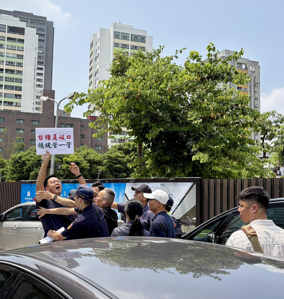 總統賴清德下午以民進黨主席身分出席在台中福華大飯店舉行的「行動中常會」台中場，國民黨市議員參選人吳宗學、許育璿、陳清崧前往抗議 圖：吳宗學/提供