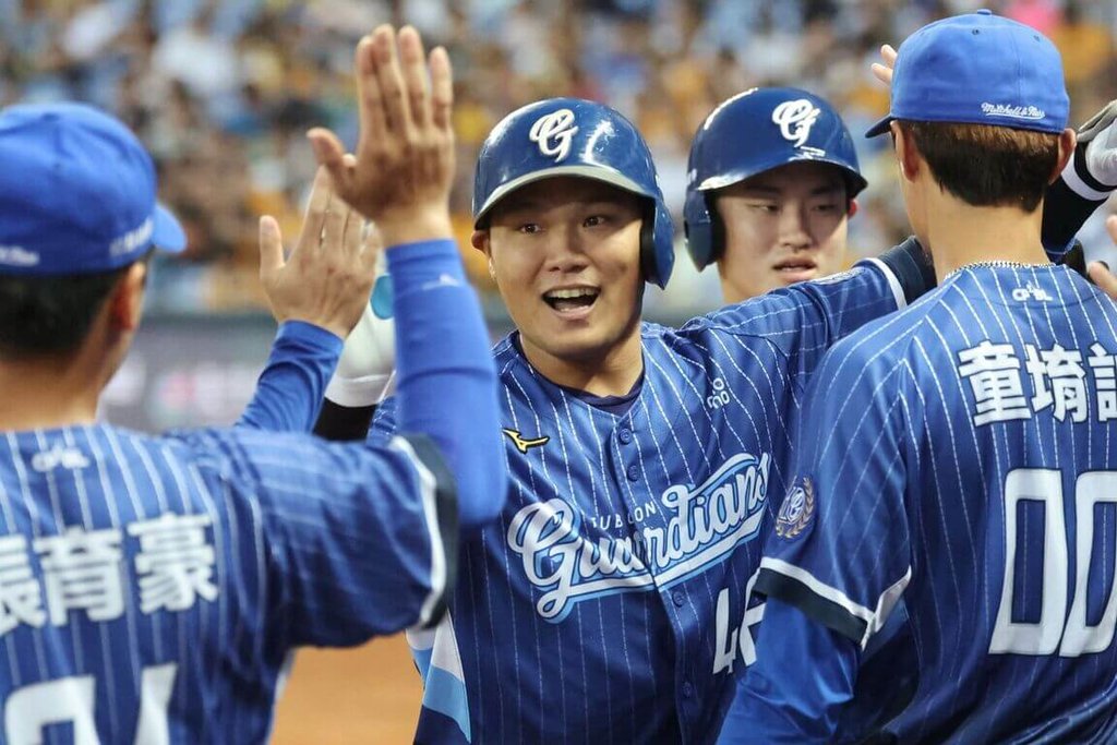 中華職棒富邦悍將隊野手范國宸（中）5日對戰中信兄弟隊，首局就轟出2分砲，帶起全隊氣勢，助隊最終以10比2輕取兄弟。（富邦悍將隊提供）中央社記者蘇志畬傳真　115年8月5日