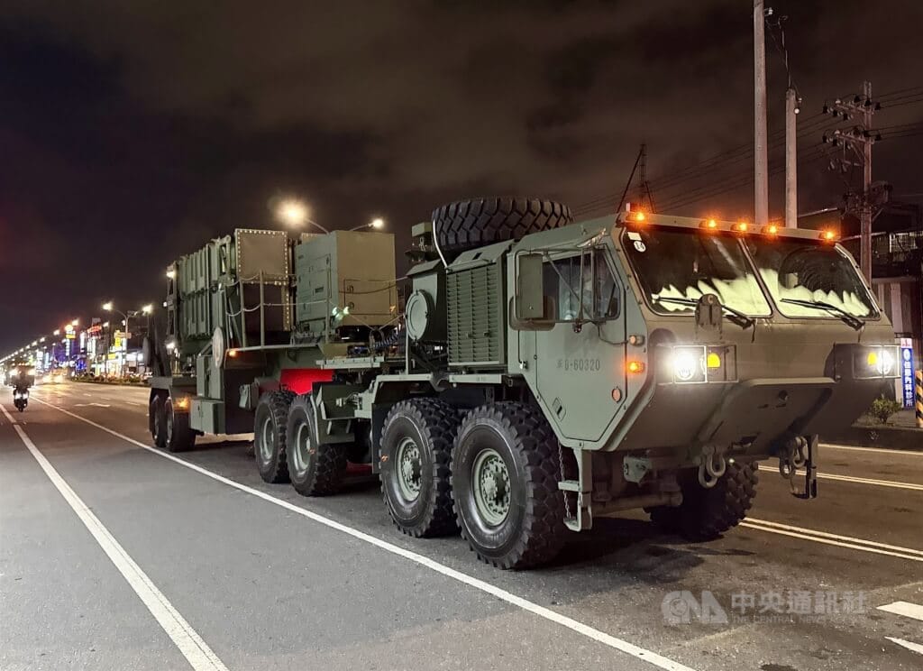 國軍漢光42號實兵演習5日起一連實施10天9夜，空軍晚間展開防空部隊機動部署演訓項目，愛國者飛彈車（圖）現蹤高雄市仁武區街頭。中央社記者董俊志攝　115年8月5日 圖：中央社提供