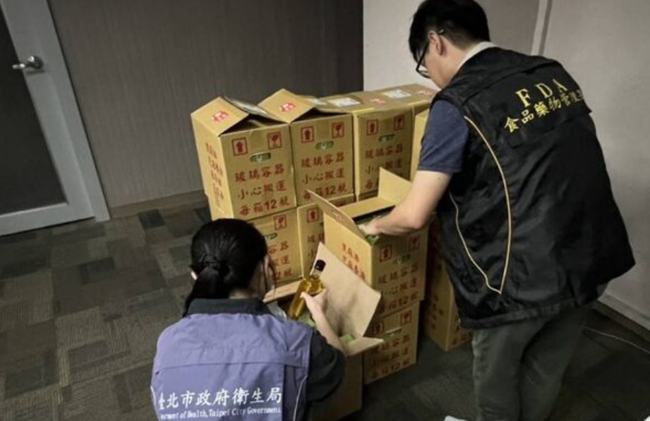 百年堂冷壓黃金苦茶油苯駢芘超標，台北市衛生局和食藥署前往稽查。 圖：台北市衛生局提供