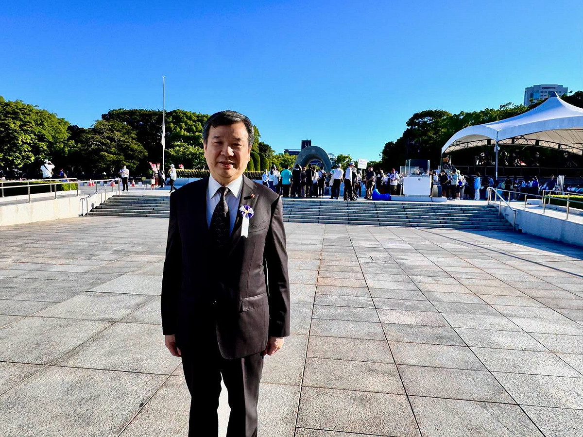 我國駐日代表李逸洋雖獲邀出席長崎原爆81週年和平紀念儀式，惟因我方席次遭安排於各國使節團區域之外，遂降低出席層級抗議，並痛批長崎市府屈從中國意志、損及我國尊嚴。 圖：翻攝自李逸洋臉書（資料照）