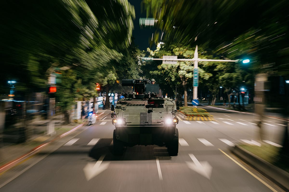 漢光演習模擬總統府遇襲，憲兵與雲豹裝甲車護送總統賴清德轉進衡山指揮所，首度參與萬鈞車隊演練。 圖：總統府/提供
