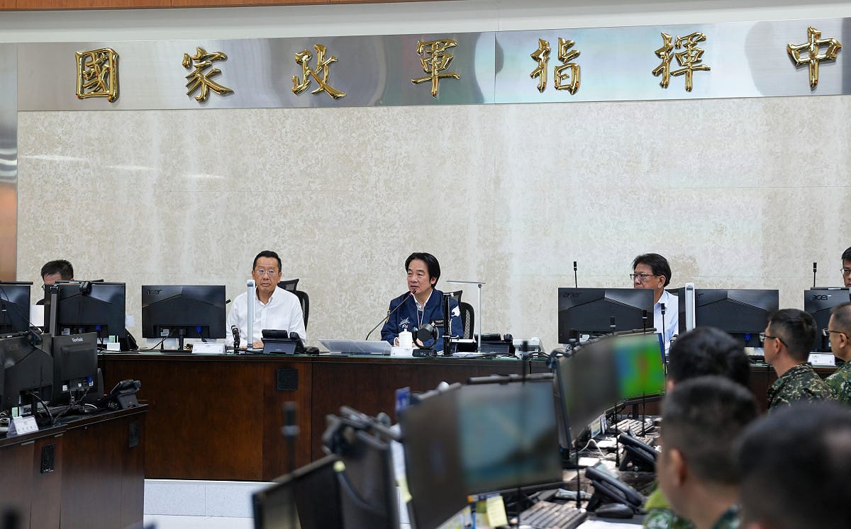 （影）漢光演習》賴清德首度參與「萬鈞演練」！搭萬鈞車直奔國防部畫面曝光