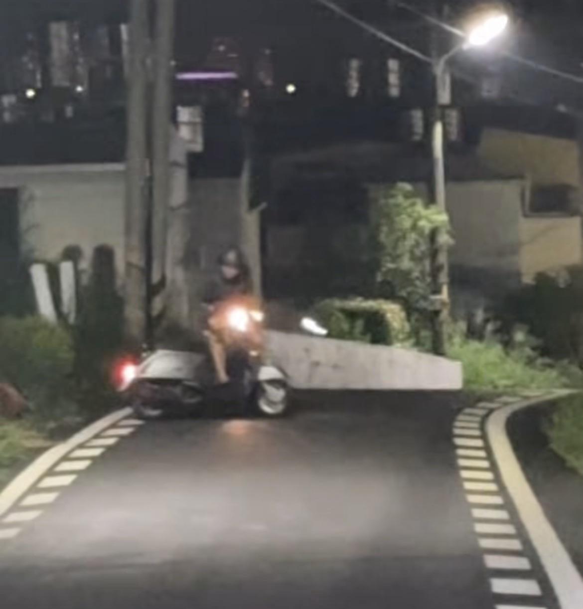 騎士在與比自己體型巨大的水鹿相撞時用盡全身力氣穩住車輛，展現驚人平衡感。 圖：翻攝自Threads@lacuo_btttt