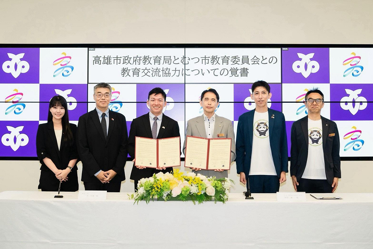 李懷仁(左二)及山本知也(右二)共同見證吳立森(左三)與阿布謙一(右三)簽署教育交流合作備忘錄。 圖：高雄市教育局／提供