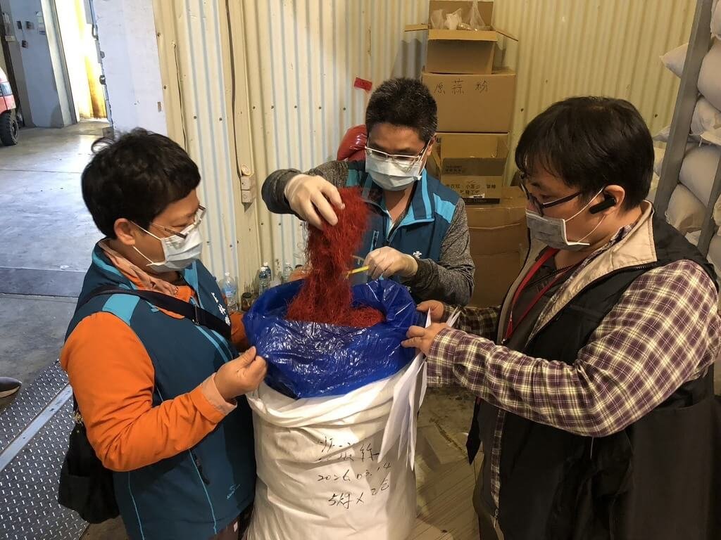 雲林地檢署2024年偵辦辣椒粉含蘇丹紅案，林姓負責人明知剩料含蘇丹紅仍製成產品販售，依法提起公訴，一審依法判林男有期徒刑6個月併科罰金新台幣30萬元，不可緩刑。圖為雲林縣衛生局稽查。  （雲林縣衛生局提供）　中央社記者姜宜菁傳真　115年8月6日