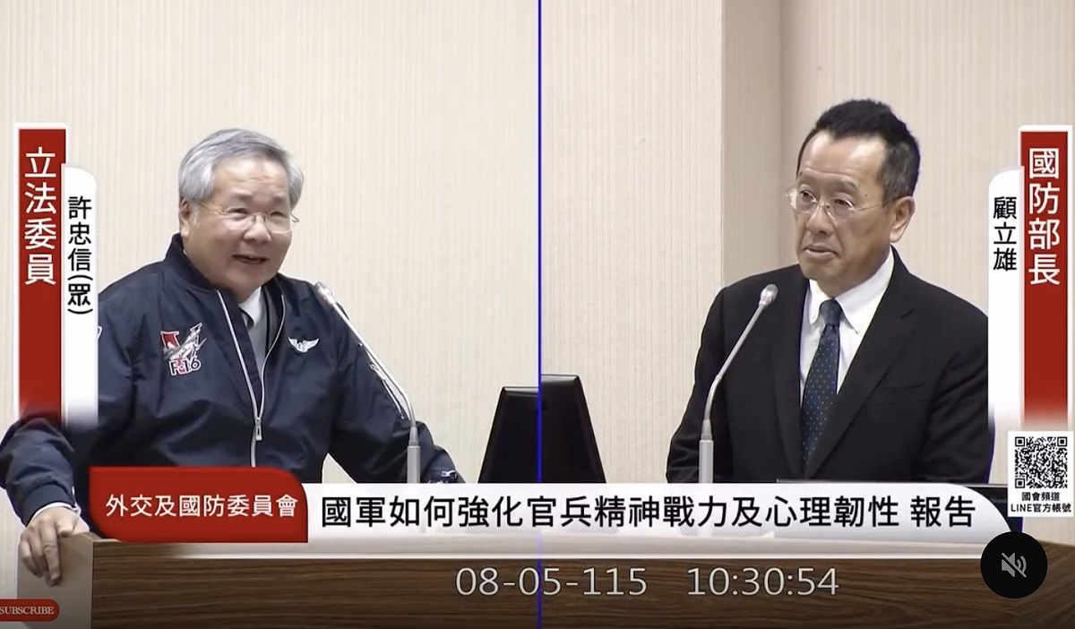 民眾黨立委許忠信昨質詢國防部長顧立雄炫耀自己飛行夾克惹議。 圖：翻攝國會直播