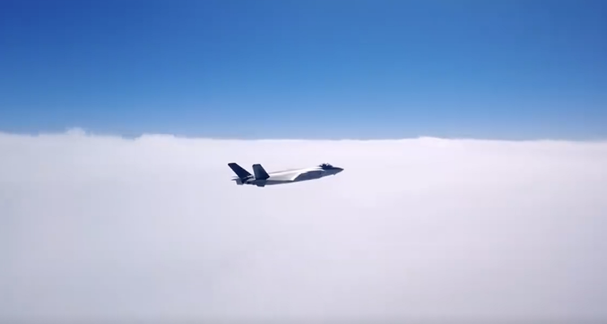 中國官媒央視軍事紀錄片《致勝》第四集《空天礪劍》近日曝光一場解放軍空中對抗演練細節，罕見公開空警-500 預警機在演訓中遭對手突破防線的案例。 圖：翻攝自 矚望雲霄