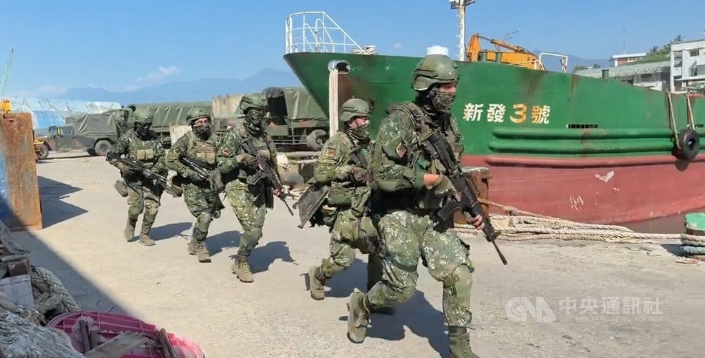 漢光42號演習進入第2天，6日上午台東富岡港集結逾百名全副武裝國軍，在交互掩護下登上客輪，以及各式建制武器與軍需物資裝載作業，隨後急赴綠島、蘭嶼。 中央社