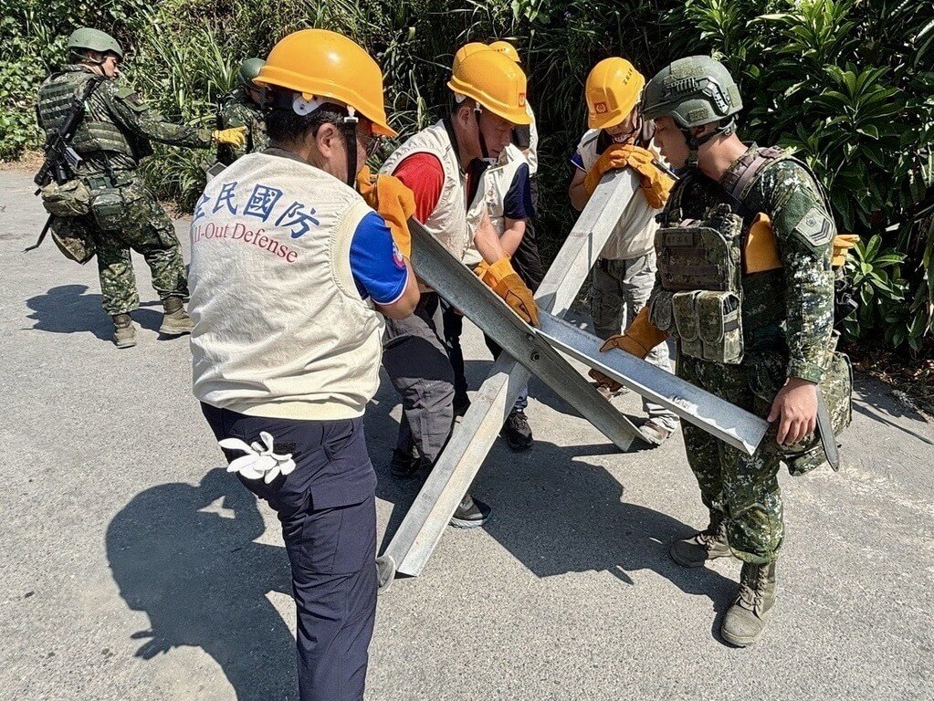 漢光演習6日第2天，宜蘭縣後備指揮部配合蘭陽地區指揮部，於轄區灘岸聯外道路實施阻絕作業，依作戰想定協力完成防禦工事設置。 圖：國防部/提供