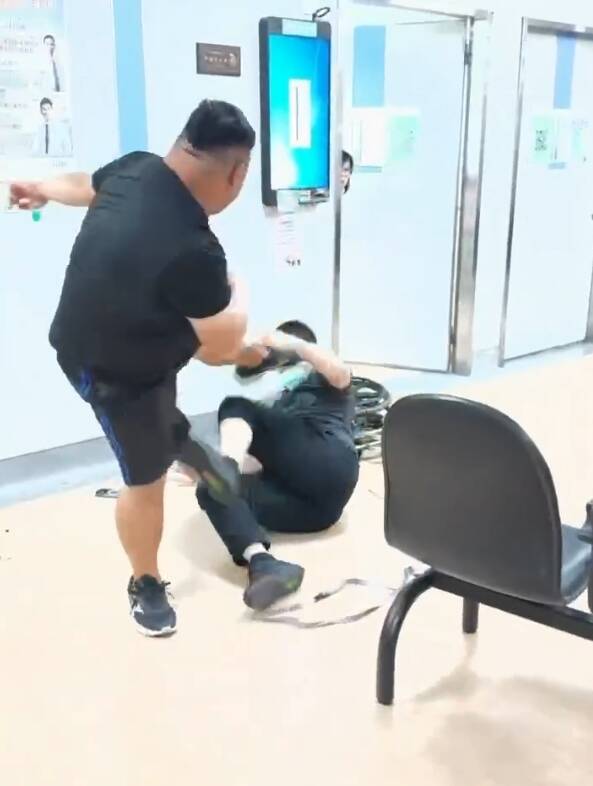 賴男暴打陳姓公關，導致對方頭、手多處擦挫傷。 圖：翻攝畫面