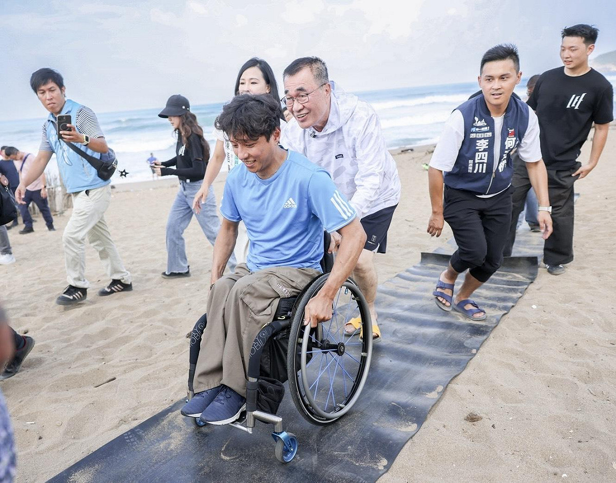 國民黨新北市長參選人李四川與台灣輪椅人協會秘書長林鈺翔、輪椅籃球國手蘇駿等代表，一同交流輪椅衝浪及運動平權相關議題。 圖：李四川競選辦公室/提供