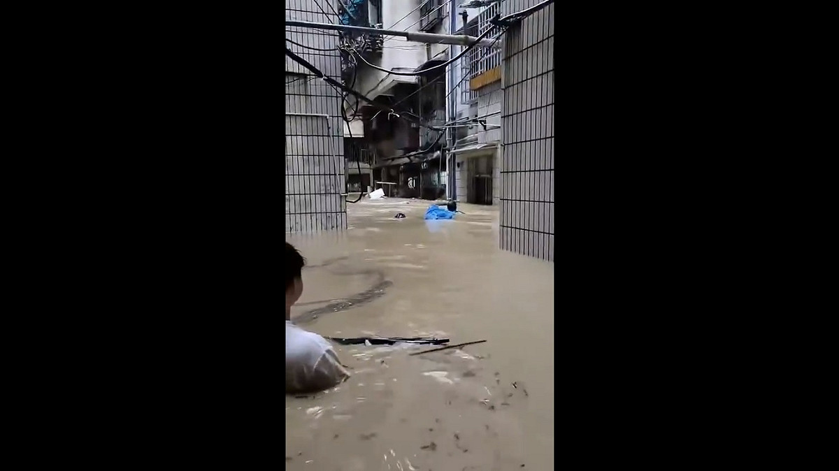 中國各地近期接連傳出洪水災情，湖南省張家界市因嚴重內澇導致市內多地被積水淹沒，居民被迫泡在水中。 圖：擷取自 @whyyoutouzhele X 分享影片