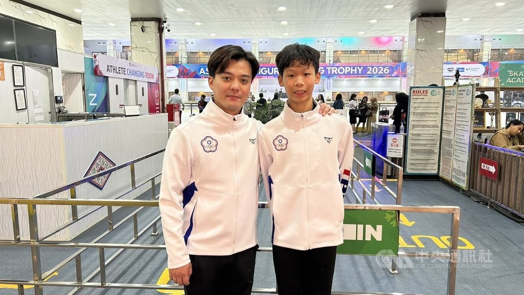 台灣代表隊選手阮維德（右）於2026年亞洲公開花式滑冰錦標賽首度升上青年組參賽，由教練曹志禕（左）指導。中央社實習記者黃鈺涵攝 115年8月6日