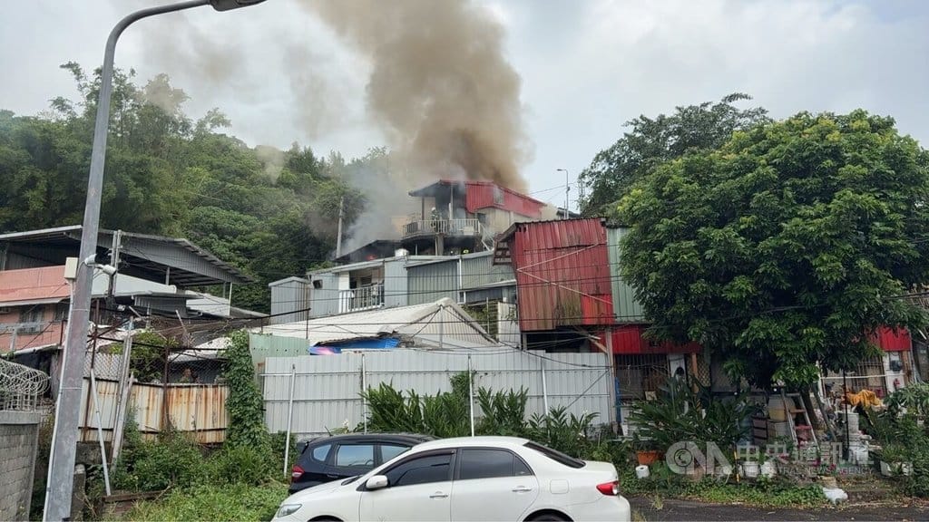 台北市警消6日下午獲報，指基隆路三段附近一處民宅發生火警，趕赴現場撲滅火勢，發現約77歲老婦躺臥在2樓門口，已明顯死亡。（翻攝畫面）中央社記者劉建邦傳真　115年8月6日