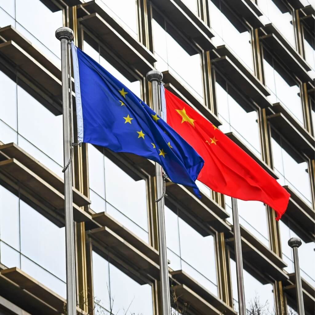 歐盟與中國旗幟。 圖：取自facebook.com/EuropeanCommission
