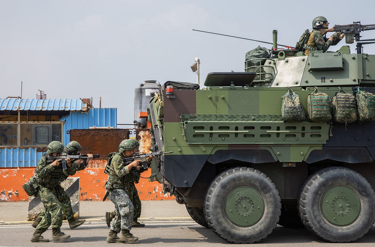 官兵下車戰鬥。 圖：軍聞社提供