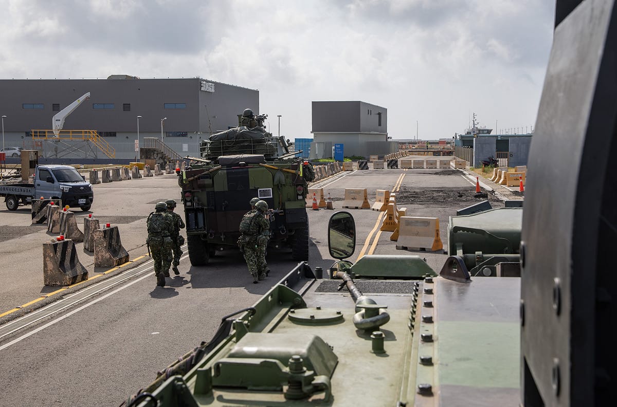 官兵在八輪甲車掩護下向前推進。 圖：軍聞社提供