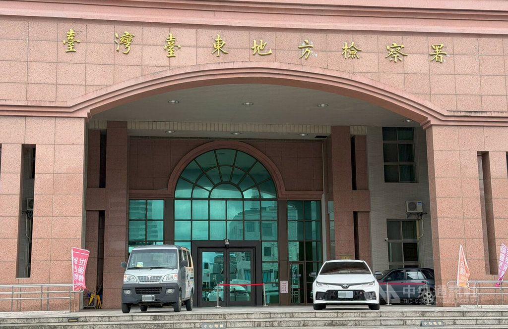 台東縣政府農業處長許家豪、前科長蔡明翰辦理農路拓寬涉圖利，台東地方法院2度裁定交保，台東地檢署7日指出，將再提抗告。圖為台東地檢署外觀。中央社記者盧太城台東攝　115年8月7日
