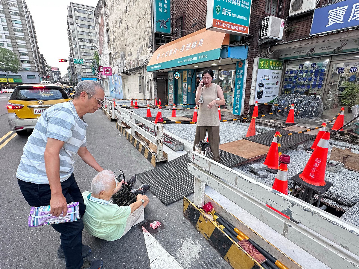 台北市大安路人行道托寬工程釀長者跌傷意外，網友怒轟拿人民寫灌溉工程。 圖：翻攝自＠m12308h Threads