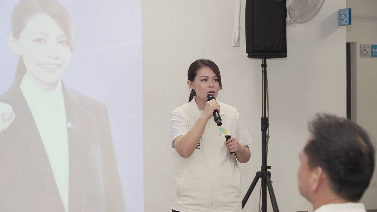 市長高虹安親自向里民進行市政說明。 圖：新竹市政府/提供