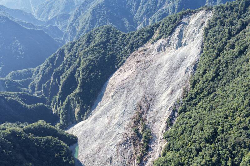 萬里溪堰塞湖目前穩定溢流，溢流水因山區雨量不多，未對壩體造成大沖刷。 圖：林保署花蓮分署／提供