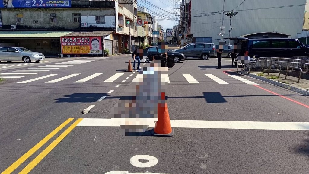 台中市神岡區89歲陳姓婦人7日上午跨越大洲路行人穿越道時，與大貨車發生碰撞，婦人腹部受到重擊，經消防人員到場評估已無生命跡象。（民眾提供）中央社記者趙麗妍傳真　115年8月7日