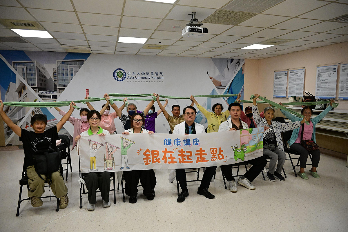 亞大醫院舉辦健康講座提醒長輩們防跌意識與如何避免身體退化。 圖：亞大醫院/提供