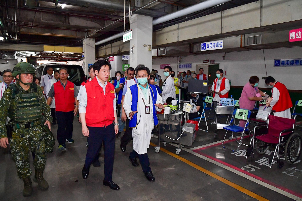 張惇涵視察屏東縣「2026城鎮韌性演習」的醫療降載與地下化過程。 圖：行政院提供
