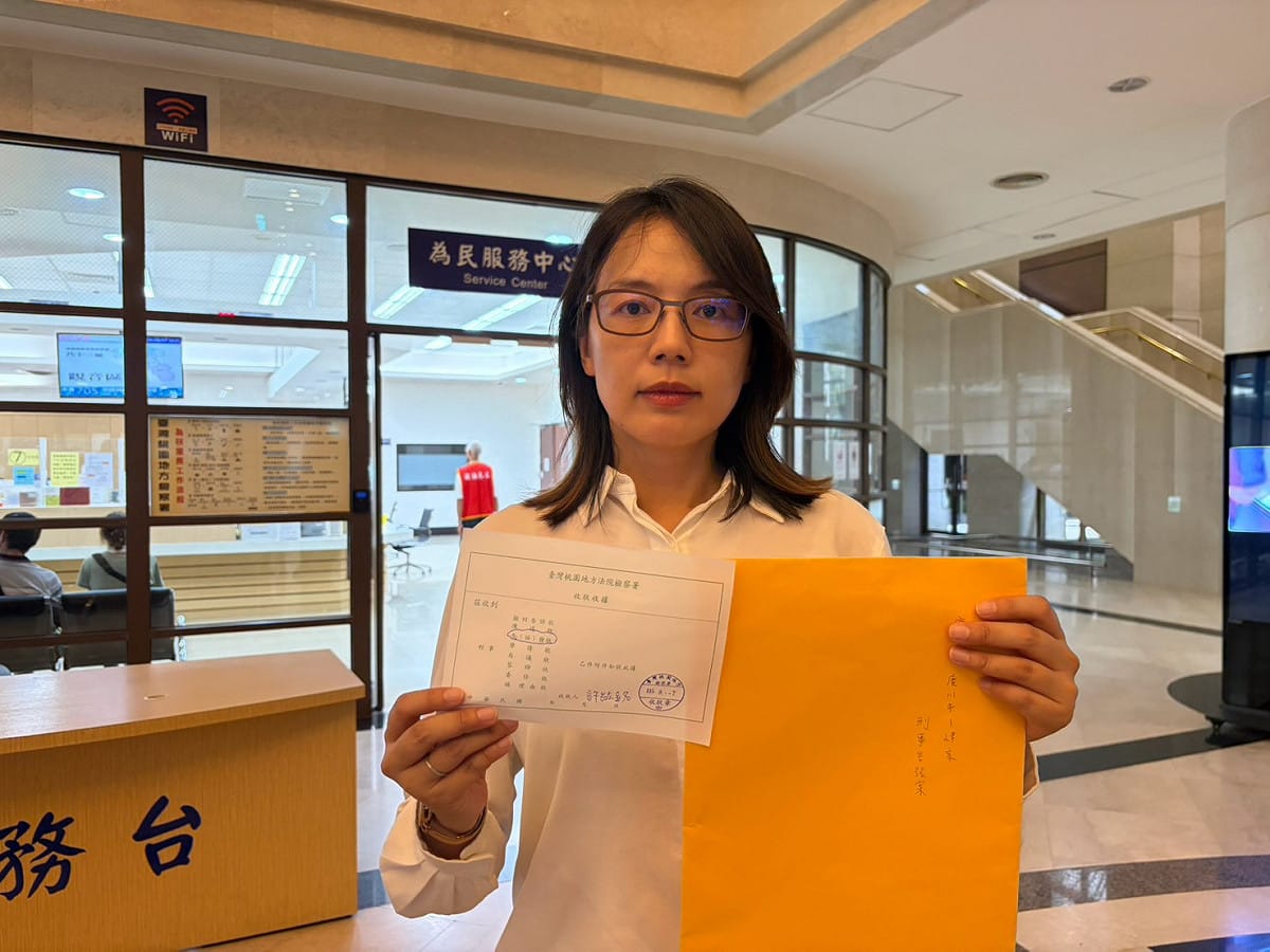 小民參政歐巴桑聯盟沈佩玲今（7）日上午前往台灣桃園地方檢察署，告發「廣川漾」、「廣川市1」疑涉加重詐欺。 圖：沈佩玲辦公室 提供