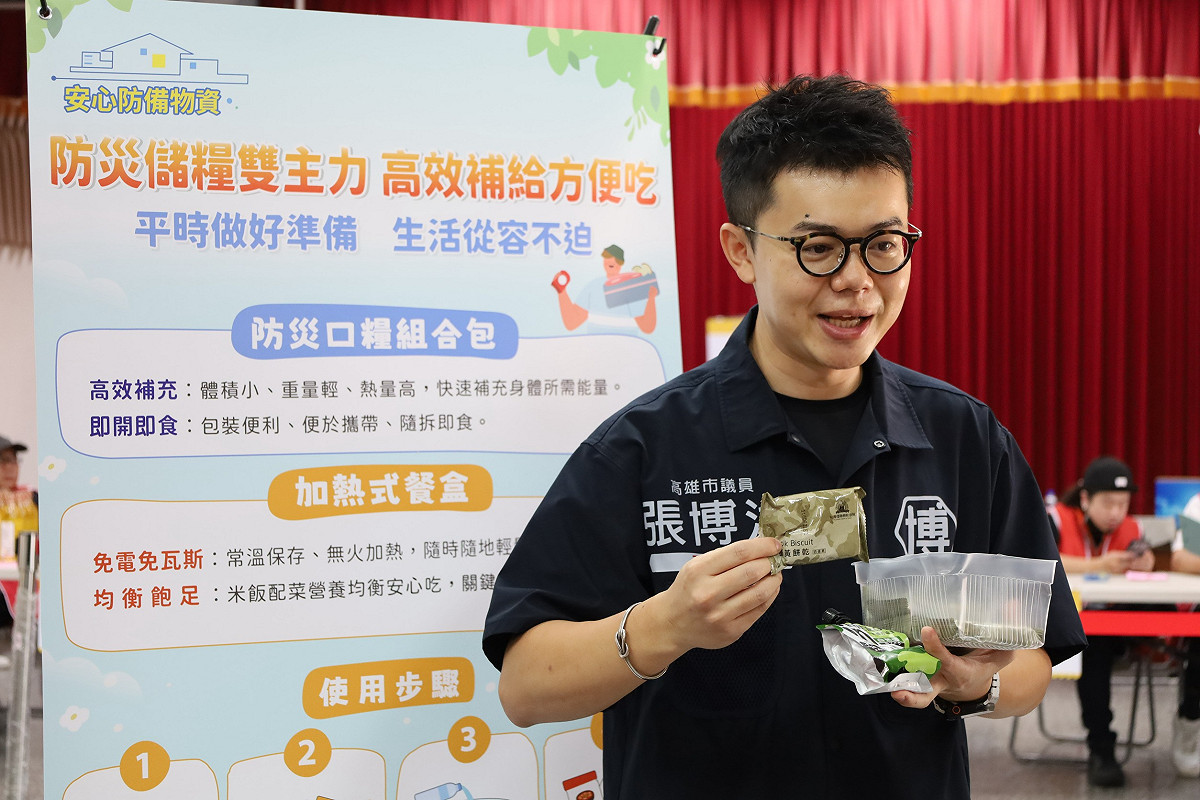 張博洋向現場民眾介紹調理包。 圖：張博洋服務處／提供